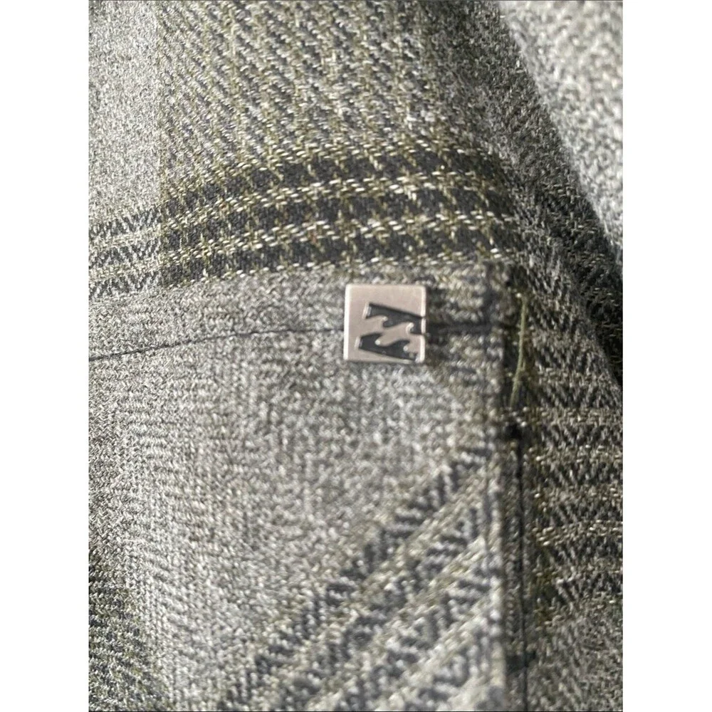 Billabong’s Men’s Gray Plaid Hooded 4 Pocket 1 inside Jacket With Adjustable Fit